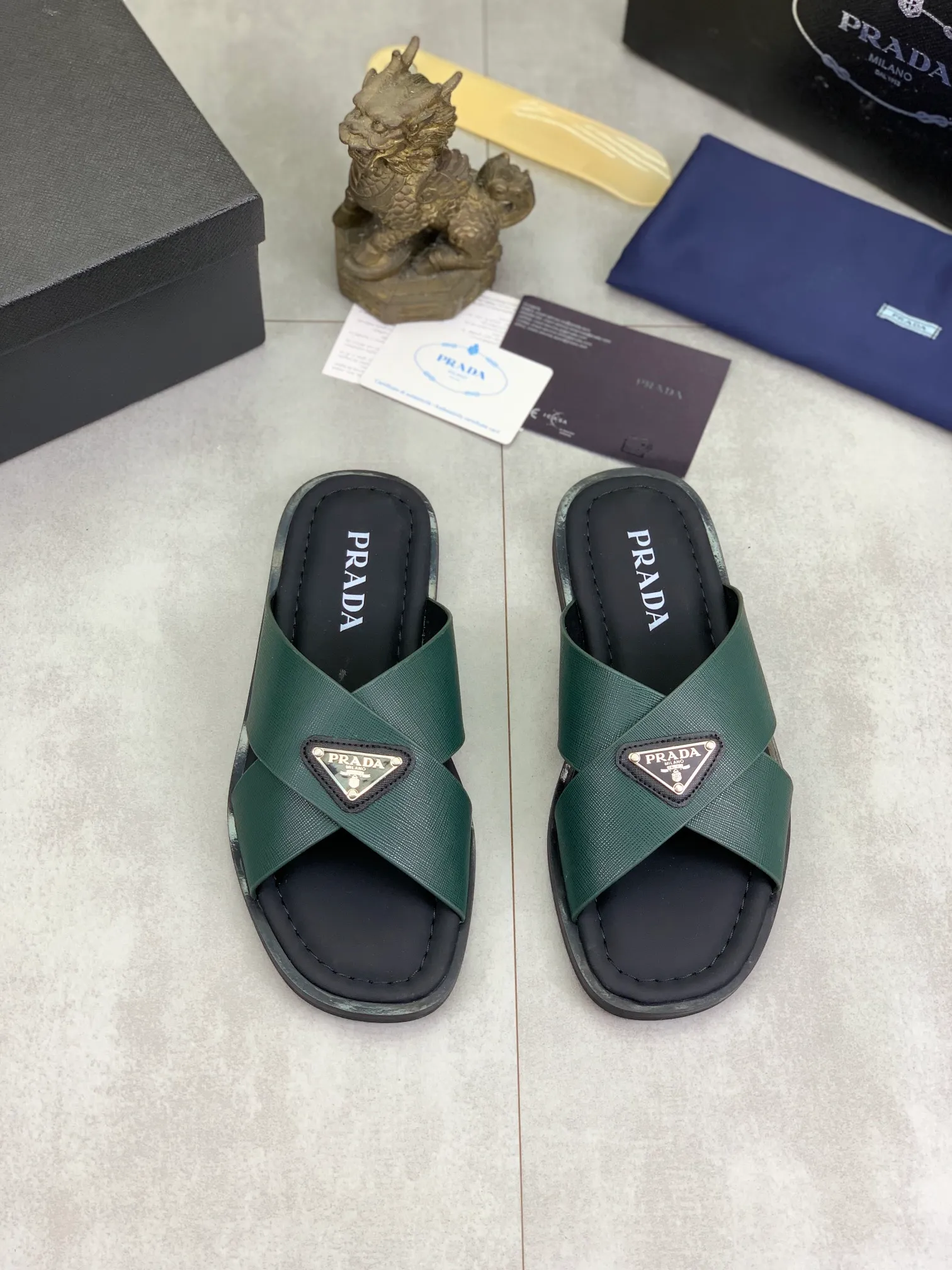Men's shoes 💰P300💰【New style】🎁🎁🎁 PRADA Prada's new casual slippers, original official website 1:1, perfect workmanship, transmitting a kind of noble luxury, sublimating its definition of luxury in Prada's high-end extraordinary craftsmanship. Original combination outsole, code number: 38-44 (45 customized) 4️⃣colors🉑️ to choose from
